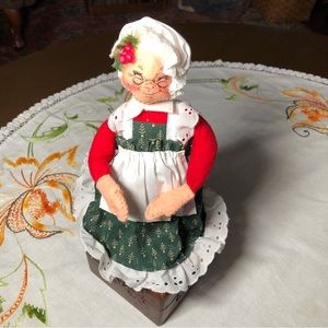 Vintage Annalee Mrs. Claus Doll. 1992 Item #5032. Green Apron. Tags Attached